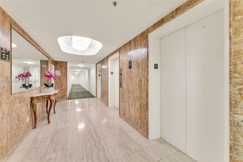 Condominio en alquiler en Coral Gables, Florida, 1 dormitorio, 78.04 m2 № 2010406 - foto 4