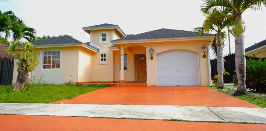 Villa ou maison à Miami, Floride 4 chambres, 178.84 m2 № 2146076