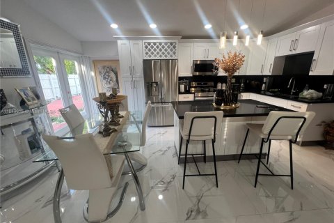 House in Fort Lauderdale, Florida 4 bedrooms, 113.81 sq.m. № 1839667 - photo 13