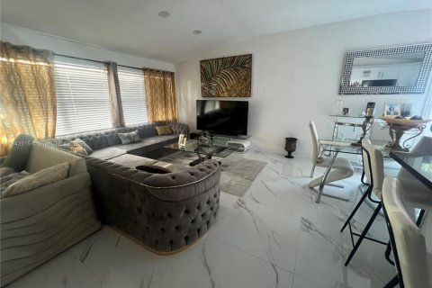 House in Fort Lauderdale, Florida 4 bedrooms, 113.81 sq.m. № 1839667 - photo 1