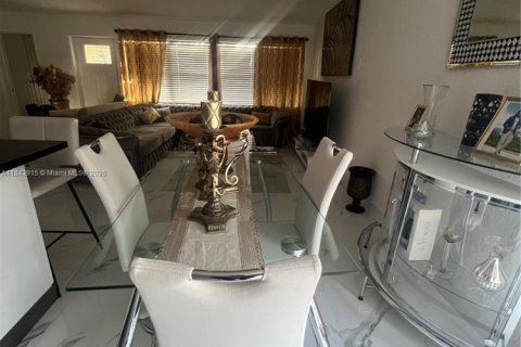 House in Fort Lauderdale, Florida 4 bedrooms, 113.81 sq.m. № 1839667 - photo 14