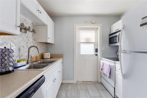 Condo in Winter Park, Florida, 2 bedrooms  № 2151652 - photo 13