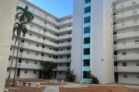 Condo in Miami, Florida, 1 bedroom № 2053824 - photo 2