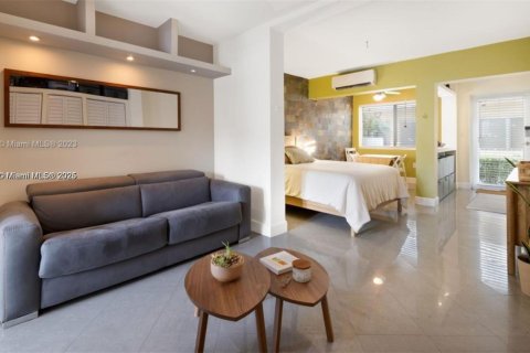 Снять в аренду кондоминиум в Майами-Бич, Флорида 39.95м2, № 1950294 - фото 1