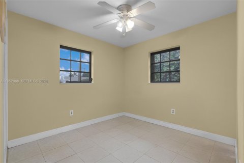 Villa ou maison à vendre à Miami, Floride: 3 chambres, 86.4 m2 № 2008844 - photo 15