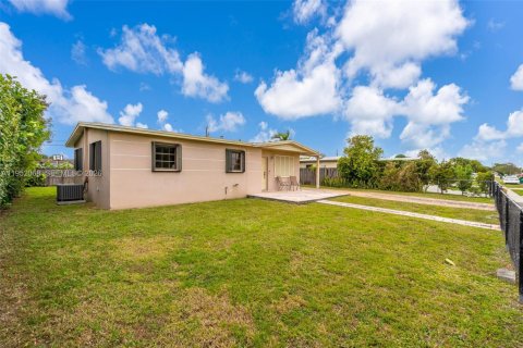 Villa ou maison à vendre à Miami, Floride: 3 chambres, 86.4 m2 № 2008844 - photo 4