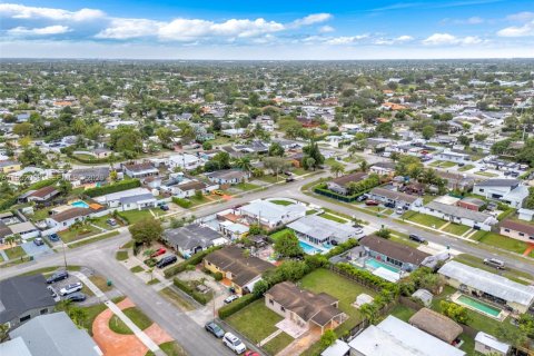 Villa ou maison à vendre à Miami, Floride: 3 chambres, 86.4 m2 № 2008844 - photo 27