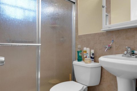 Villa ou maison à vendre à Miami, Floride: 3 chambres, 86.4 m2 № 2008844 - photo 19