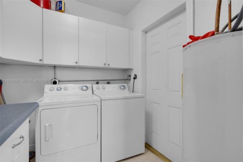 Villa ou maison à vendre à Miami, Floride: 3 chambres, 86.4 m2 № 2008844 - photo 20