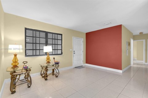 Villa ou maison à vendre à Miami, Floride: 3 chambres, 86.4 m2 № 2008844 - photo 6