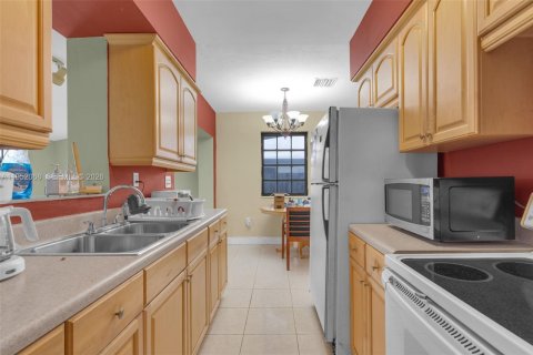 Villa ou maison à vendre à Miami, Floride: 3 chambres, 86.4 m2 № 2008844 - photo 11