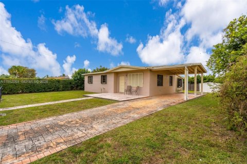 Villa ou maison à vendre à Miami, Floride: 3 chambres, 86.4 m2 № 2008844 - photo 3