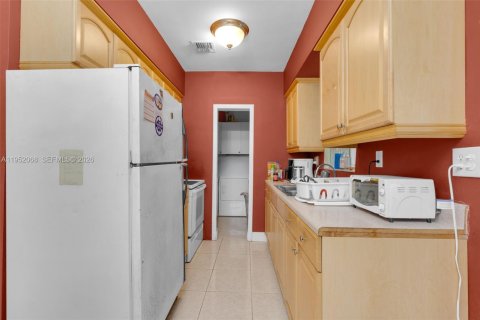 Villa ou maison à vendre à Miami, Floride: 3 chambres, 86.4 m2 № 2008844 - photo 10