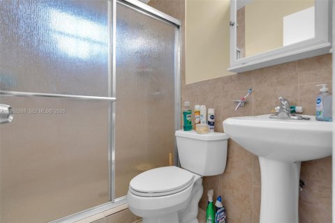 Villa ou maison à vendre à Miami, Floride: 3 chambres, 86.4 m2 № 2008844 - photo 18