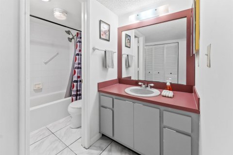Condo in Davie, Florida, 2 bedrooms № 2078117 - photo 9
