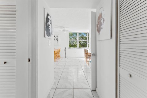 Condo in Davie, Florida, 2 bedrooms № 2078117 - photo 8