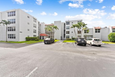 Condo in Davie, Florida, 2 bedrooms № 2078117 - photo 15