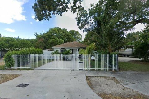 Дом в Майами, Флорида 4 спальни, 130.25м2 № 1997175