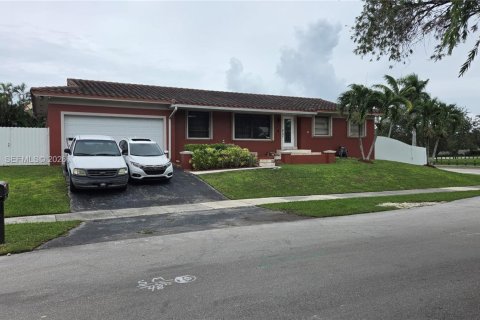 House in Cutler Bay, Florida 4 bedrooms, 183.76 sq.m. № 2402432 - photo 2