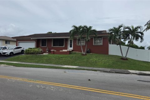 House in Cutler Bay, Florida 4 bedrooms, 183.76 sq.m. № 2402432