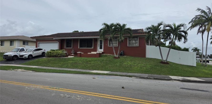 House in Cutler Bay, Florida 4 bedrooms, 183.76 sq.m. № 2402432