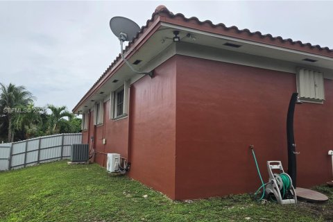 House in Cutler Bay, Florida 4 bedrooms, 183.76 sq.m. № 2402432 - photo 3