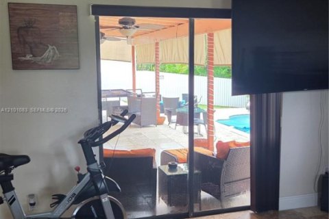 House in Cutler Bay, Florida 4 bedrooms, 183.76 sq.m. № 2402432 - photo 17