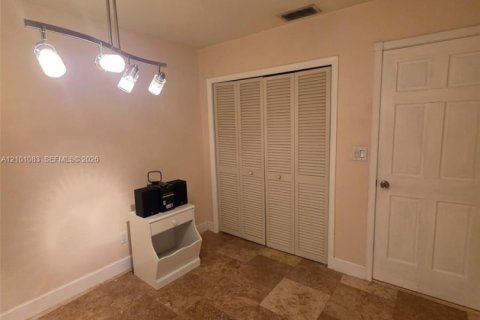 House in Cutler Bay, Florida 4 bedrooms, 183.76 sq.m. № 2402432 - photo 10