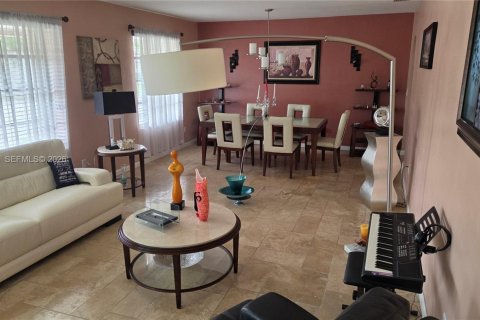 House in Cutler Bay, Florida 4 bedrooms, 183.76 sq.m. № 2402432 - photo 8