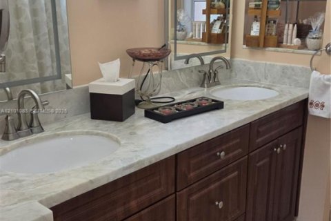 House in Cutler Bay, Florida 4 bedrooms, 183.76 sq.m. № 2402432 - photo 20