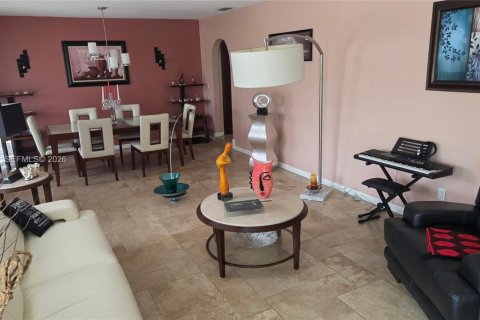 House in Cutler Bay, Florida 4 bedrooms, 183.76 sq.m. № 2402432 - photo 7