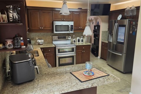 House in Cutler Bay, Florida 4 bedrooms, 183.76 sq.m. № 2402432 - photo 25