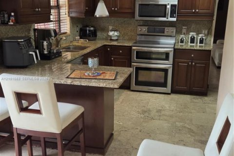 House in Cutler Bay, Florida 4 bedrooms, 183.76 sq.m. № 2402432 - photo 26