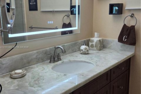 House in Cutler Bay, Florida 4 bedrooms, 183.76 sq.m. № 2402432 - photo 18