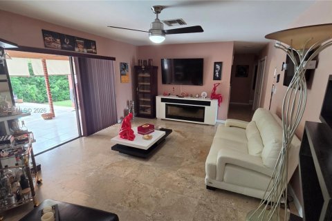 House in Cutler Bay, Florida 4 bedrooms, 183.76 sq.m. № 2402432 - photo 23