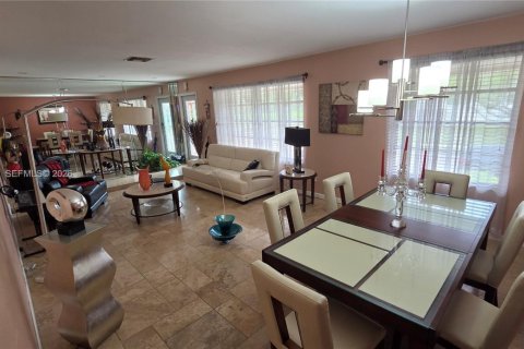 House in Cutler Bay, Florida 4 bedrooms, 183.76 sq.m. № 2402432 - photo 21