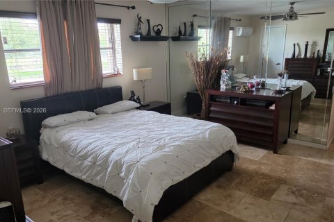 House in Cutler Bay, Florida 4 bedrooms, 183.76 sq.m. № 2402432 - photo 15
