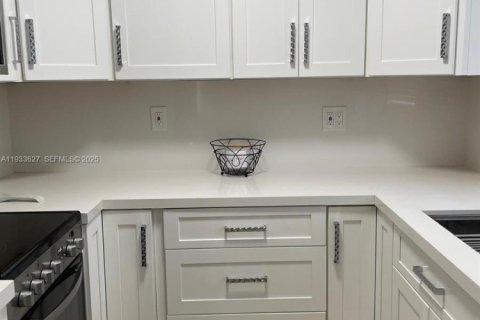 Condominio en venta en Miami Beach, Florida, 1 dormitorio, 70.42 m2 № 1992821 - foto 12