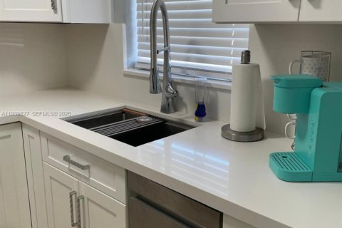 Condominio en venta en Miami Beach, Florida, 1 dormitorio, 70.42 m2 № 1992821 - foto 13