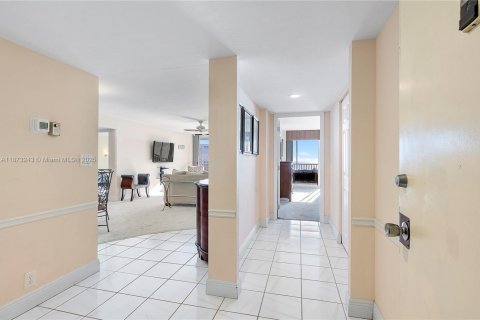 Condo in Naples, Florida, 3 bedrooms  № 1926983 - photo 9