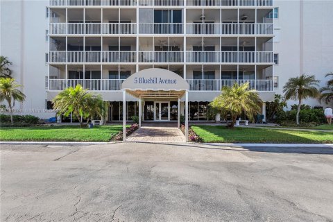 Condo in Naples, Florida, 3 bedrooms  № 1926983 - photo 7
