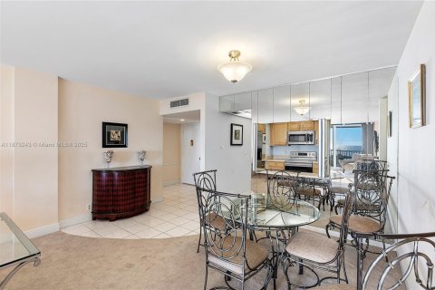Condo in Naples, Florida, 3 bedrooms  № 1926983 - photo 17
