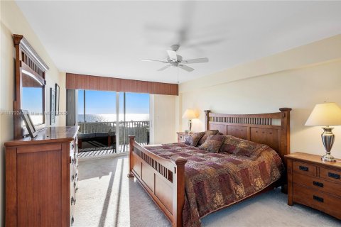 Condo in Naples, Florida, 3 bedrooms  № 1926983 - photo 10