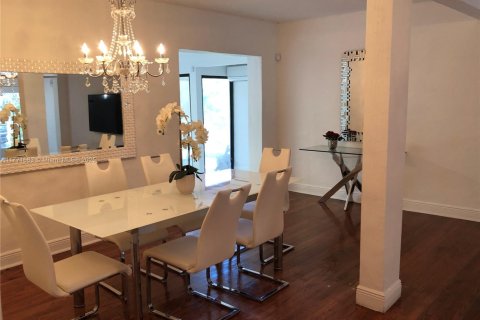 House in Biscayne Park, Florida 3 bedrooms, 140.75 sq.m. № 1695549 - photo 5