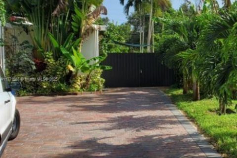 House in Biscayne Park, Florida 3 bedrooms, 140.75 sq.m. № 1695549 - photo 21