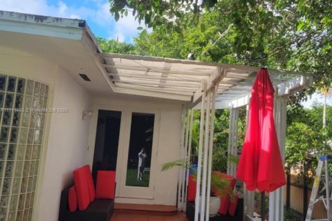 House in Biscayne Park, Florida 3 bedrooms, 140.75 sq.m. № 1695549 - photo 26