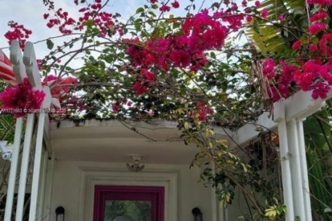 House in Biscayne Park, Florida 3 bedrooms, 140.75 sq.m. № 1695549 - photo 2