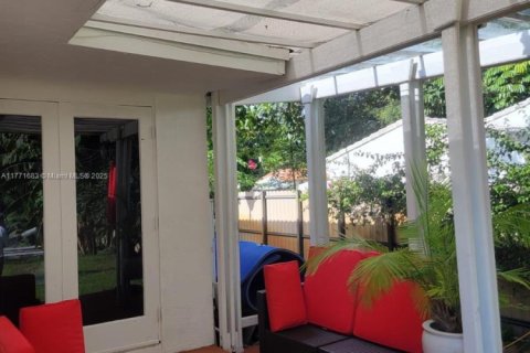 House in Biscayne Park, Florida 3 bedrooms, 140.75 sq.m. № 1695549 - photo 24