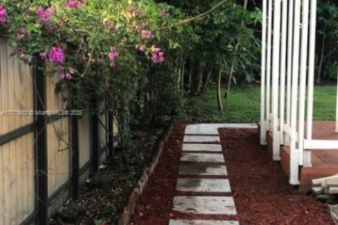 House in Biscayne Park, Florida 3 bedrooms, 140.75 sq.m. № 1695549 - photo 28