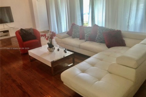 House in Biscayne Park, Florida 3 bedrooms, 140.75 sq.m. № 1695549 - photo 4